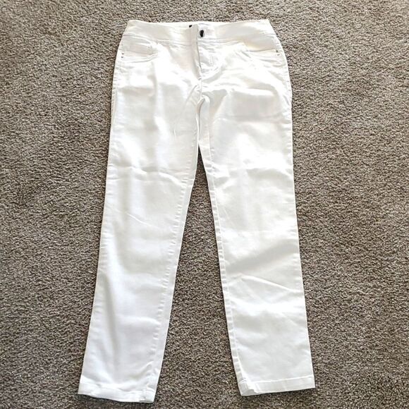 ATTYRE white jeans, size 4. Straight leg. Streatch fabric. GREAT CONDITION. - Picture 1 of 8